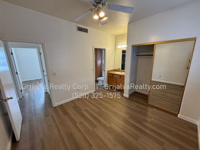 Building Photo - 1415 E Lester St