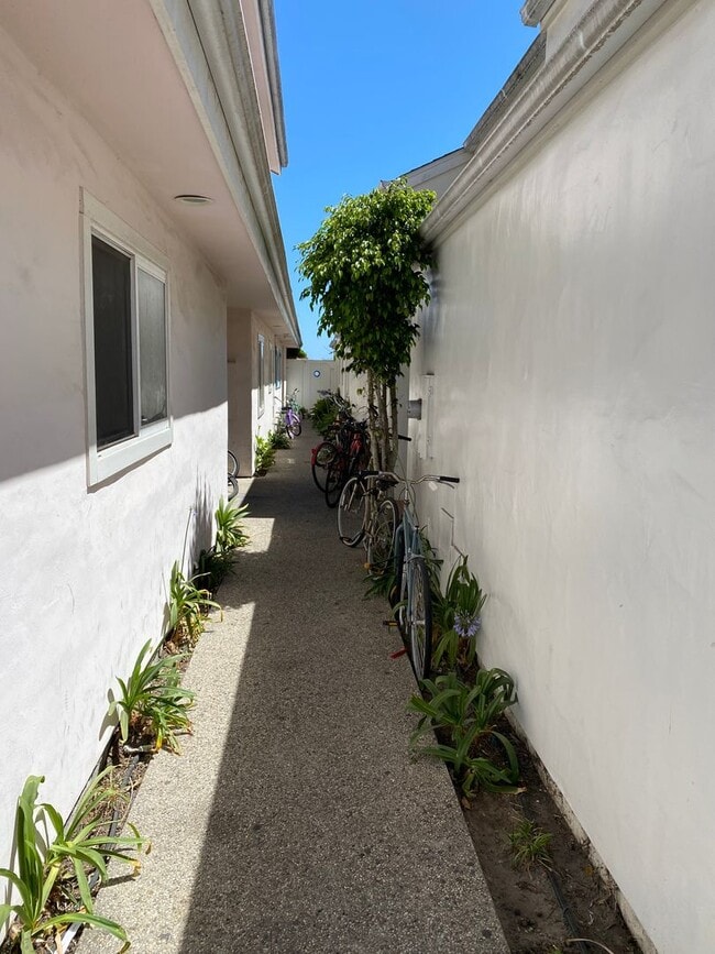 Building Photo - 6581 Del Playa Dr