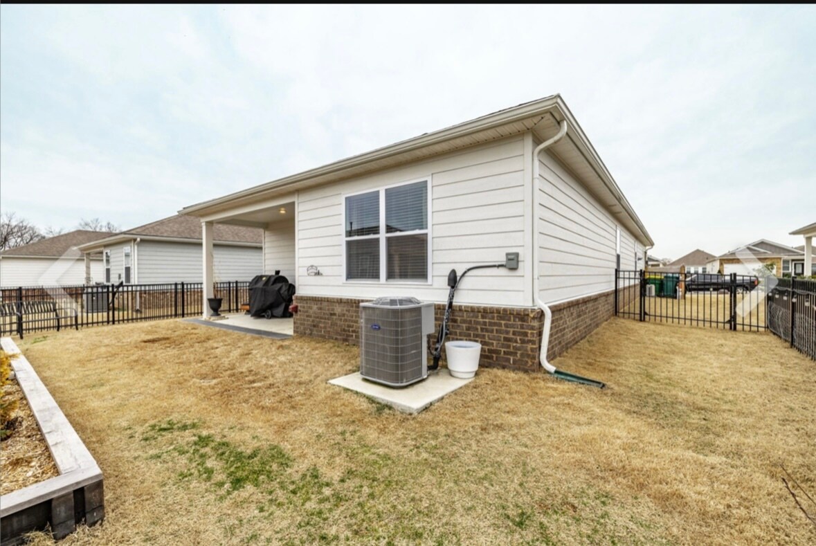 Building Photo - 7355 Lang Ave