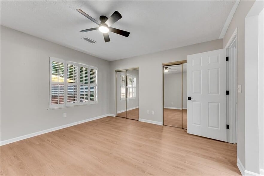 Building Photo - 5097 Village Green Way