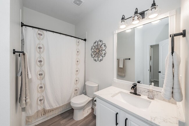 Building Photo - 3bed/2bath Cozy Chic with Backyard Oasis