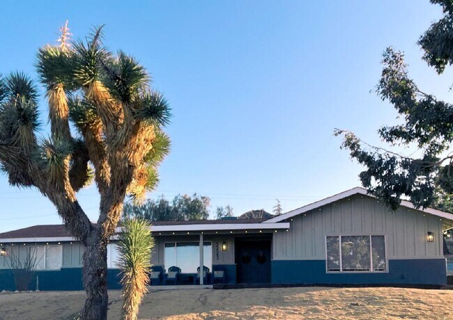 Building Photo - Great Views/3BED 2BATH/SOLAR/Move in ready