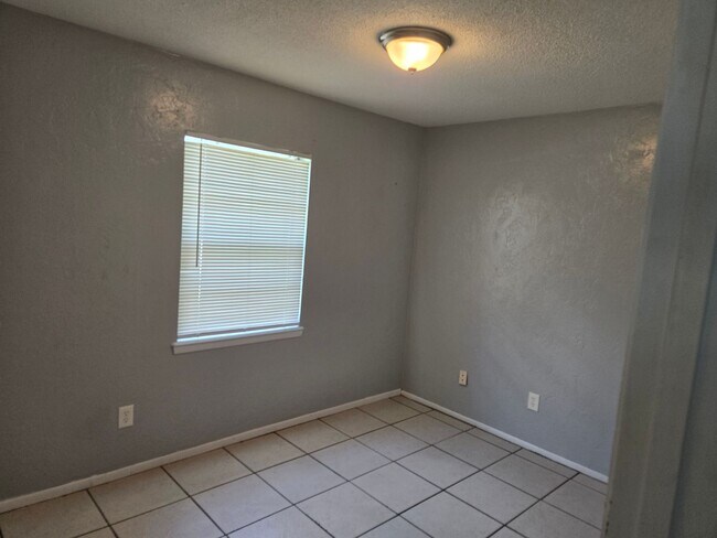 Building Photo - Bright 2BR/2BA Home with Garage