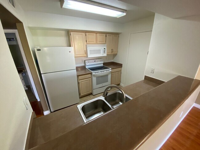 Building Photo - 555 E Silverado Ranch Blvd