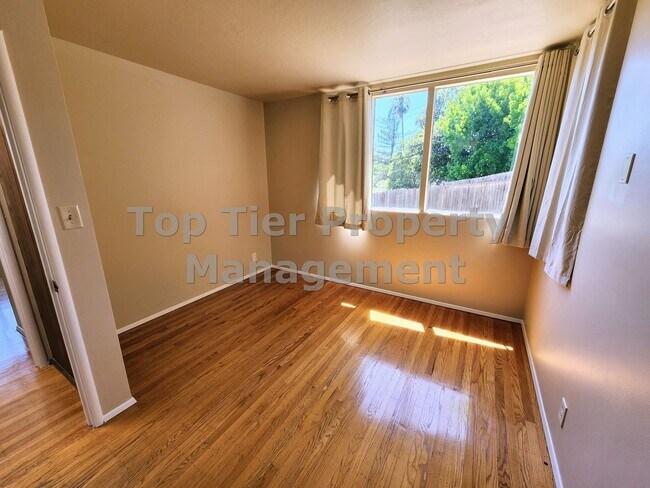 Building Photo - Beautiful 3-bedroom, 2-bathroom home locat...