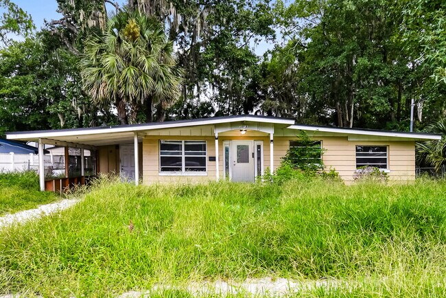 Building Photo - 3018 Carrevero Dr W