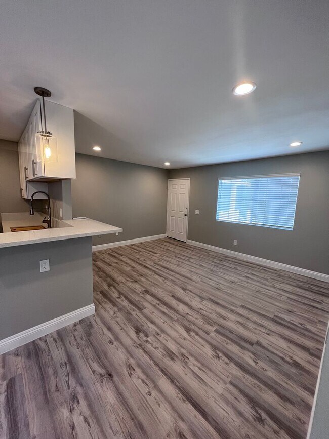 Building Photo - Beautifully Upgraded One Bedroom-One Bathroom Apartment in Talmadge