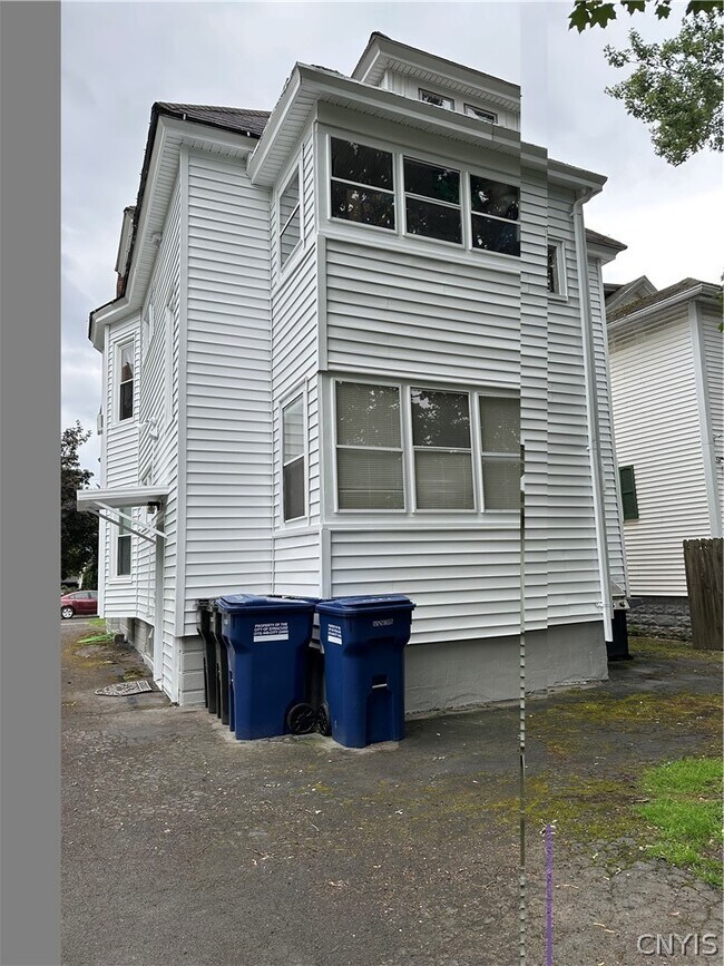 Building Photo - 126 Shotwell Park