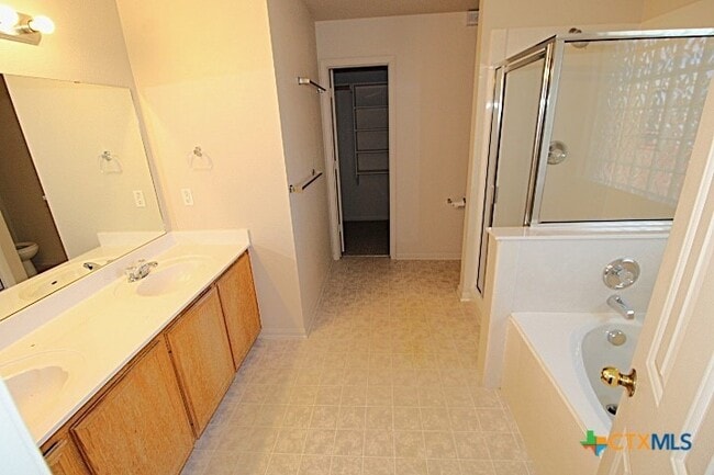 Building Photo - 2301 Eppinette Dr