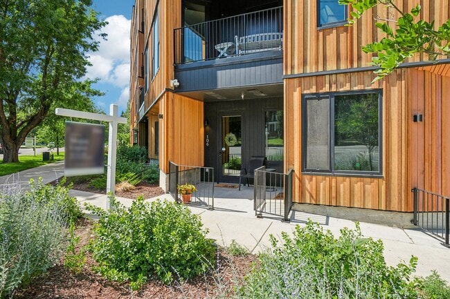 Building Photo - Urban 1-bedroom/ 1-bath Corner Unit in City Park West- Total Monthly Cost With Mandatory Fees ($1...