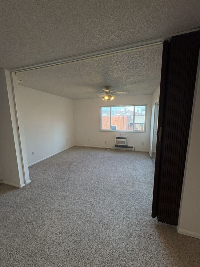 Building Photo - Updated & Spacious 1 Bed 1 Bath