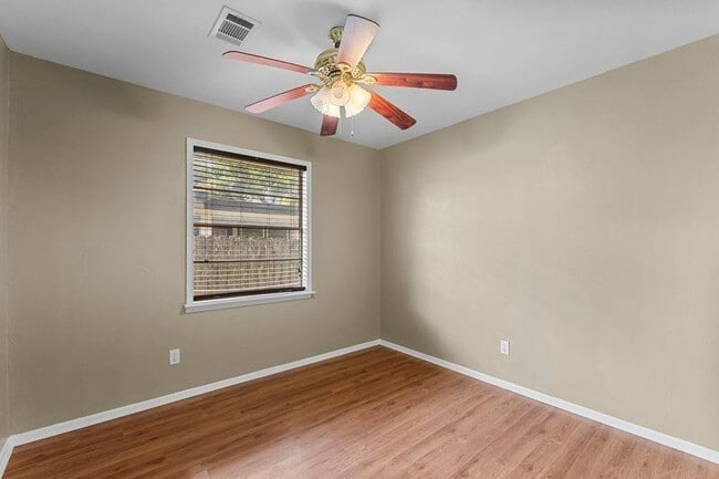 Building Photo - 807 Temple Dr