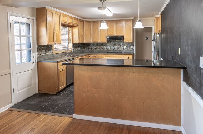 Building Photo - 3-Bed Midtown Home, Large Fenced Yard With Pool