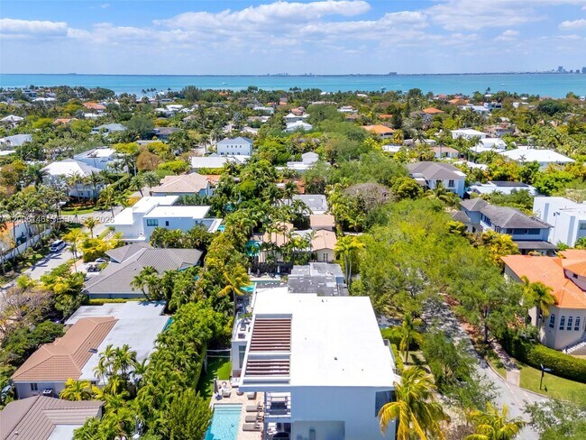 Building Photo - 230 W McIntyre St