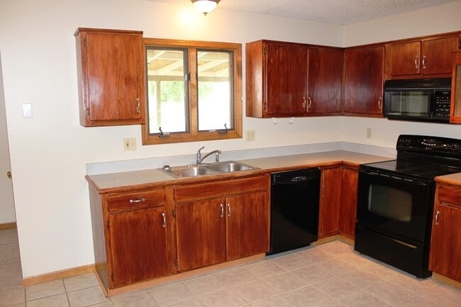 Building Photo - Huge Backyard - Close to Ft. Riley!