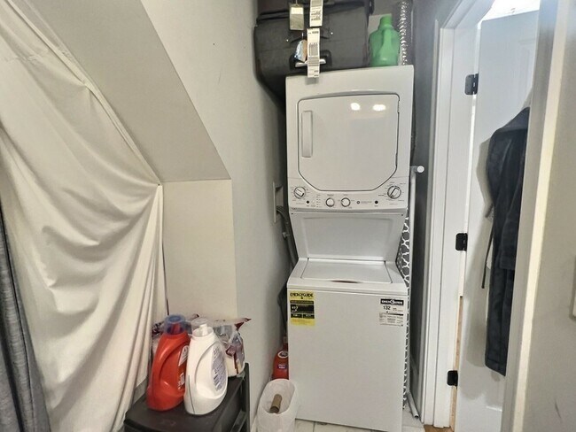 Building Photo - 260 Paris St