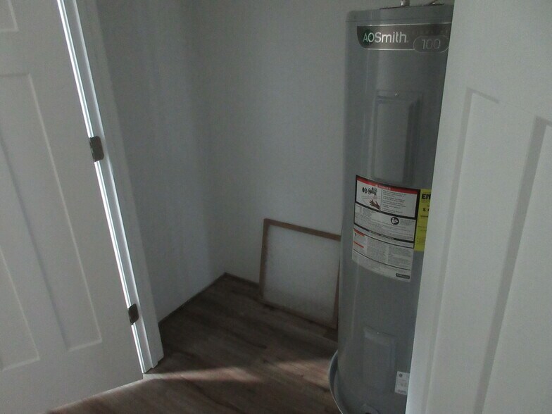 Hallway closet/Water heater - 1503 S Bailey St