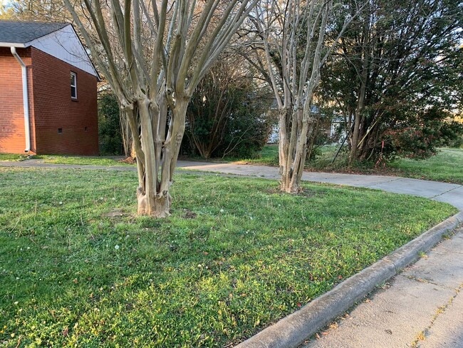 Building Photo - 3 bedroom & office -2 baths -2 car carport - washer/dryer hook ups - Den and formal living room- ...