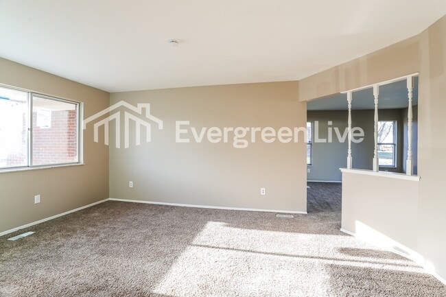 Building Photo - 868 Liverpool Pl