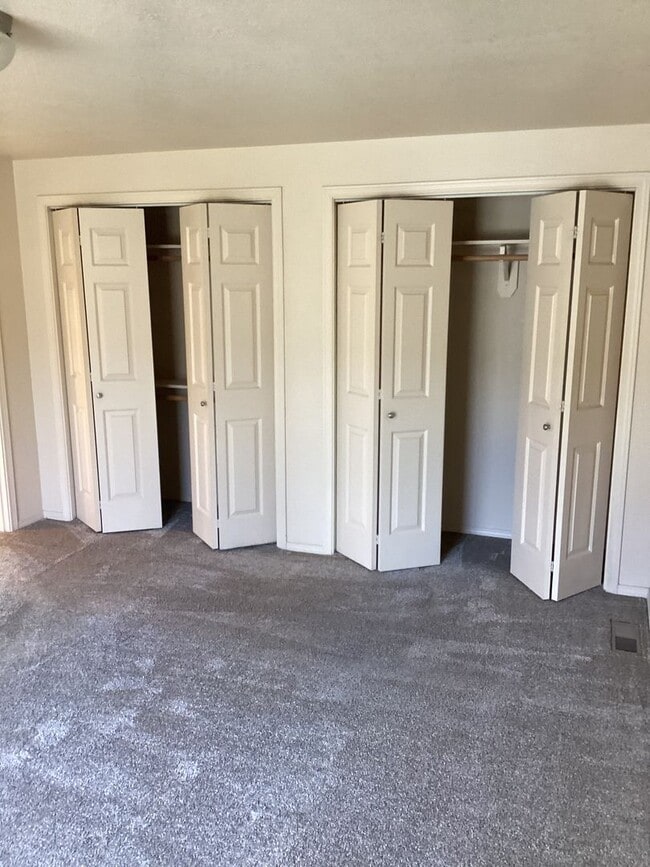 Building Photo - 1335-1335 NE Del Norte Ave