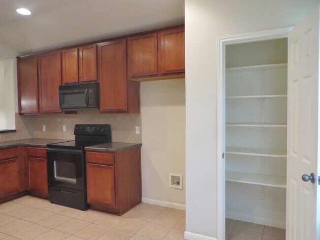 Building Photo - 3 Bedroom 2 Bathroom Villages of Berry Cre...