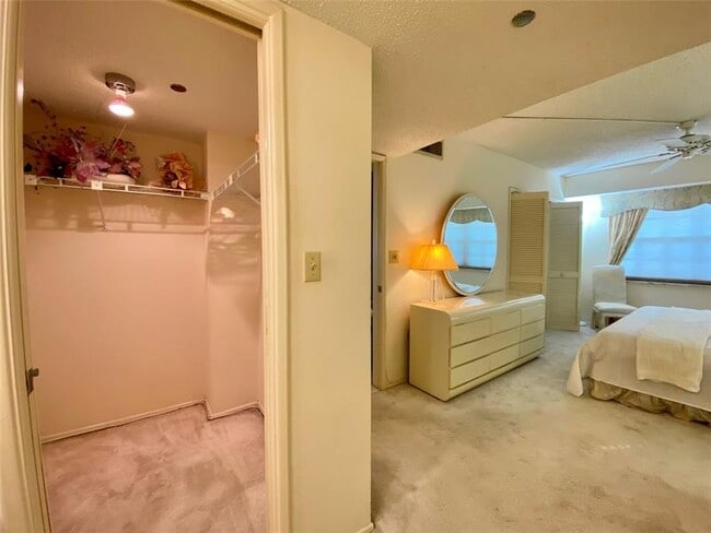 Building Photo - 4015 W Palm Aire Dr