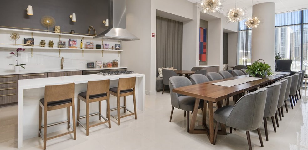 Building Photo - 1212 N La Salle Dr