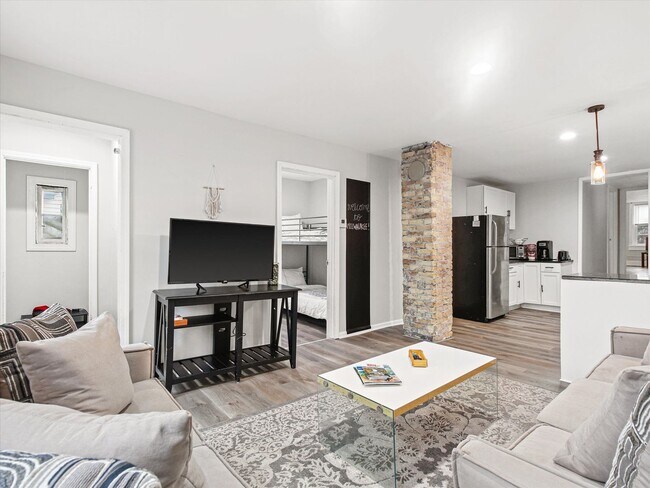 Building Photo - Updated 3 Bed / 1 Bath Duplex — Lower East Side Milwaukee