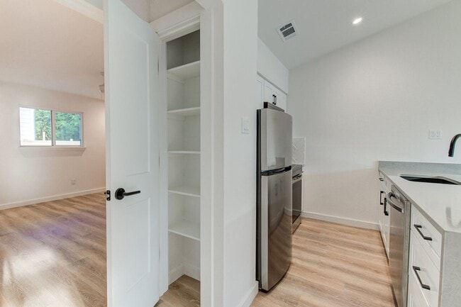 Building Photo - STUNNING Recently Remodeled in ZILKER 1bed...