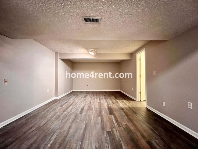Building Photo - Wonderful Northland Home w/ an Updated Kit...