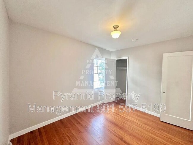 Building Photo - 1409 E Redondo Ave