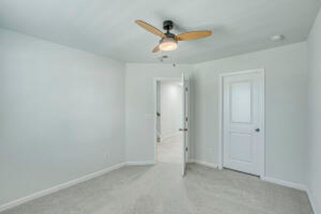 Building Photo - Tanner Plantation 3 story 6 Bedroom and 4....