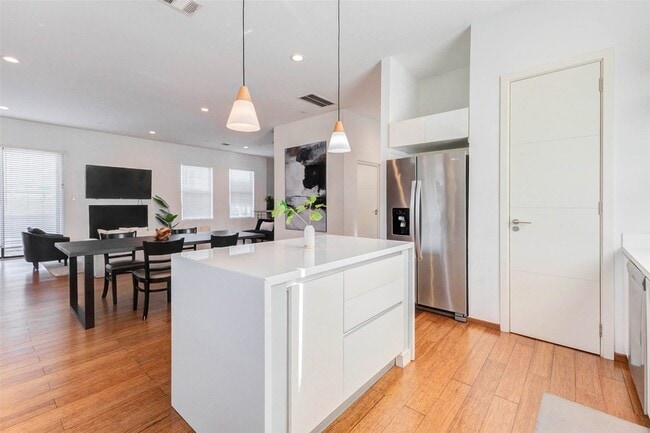 Building Photo - 4115 Chartres St