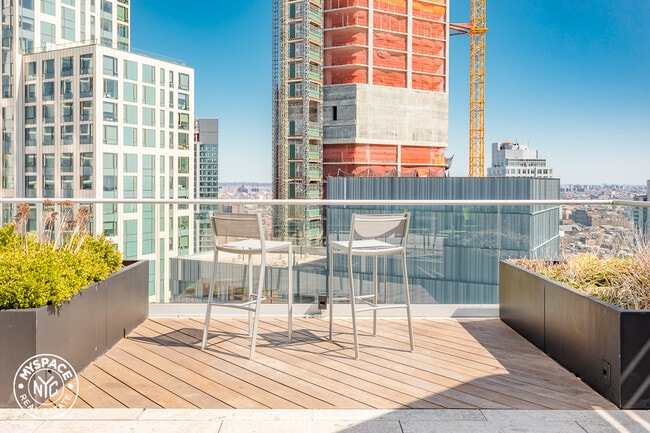 Building Photo - 436 Albee Square W