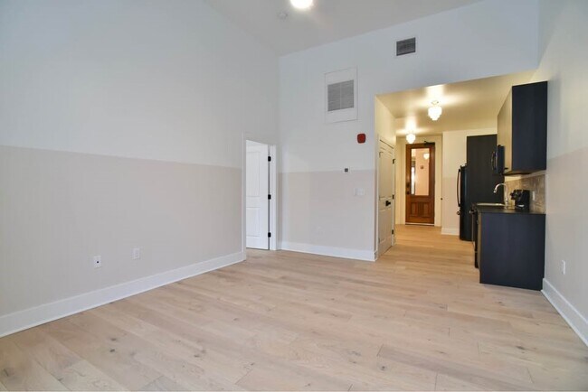 Building Photo - 30 W Broad St