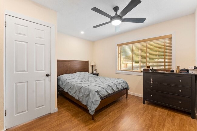 Building Photo - SPACIOUS 4 BEDROOM/2 BATHROOM HOME FOR REN...