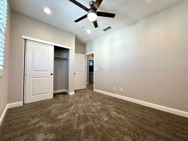 Building Photo - Beautiful Modern 3 Bedroom With Solar! - Apply Today!