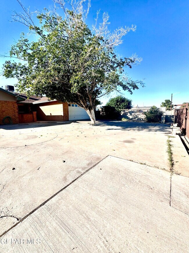 Building Photo - 386 McCune Rd