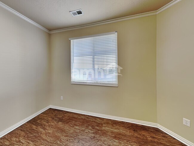 Building Photo - 738 Skipton Dr W