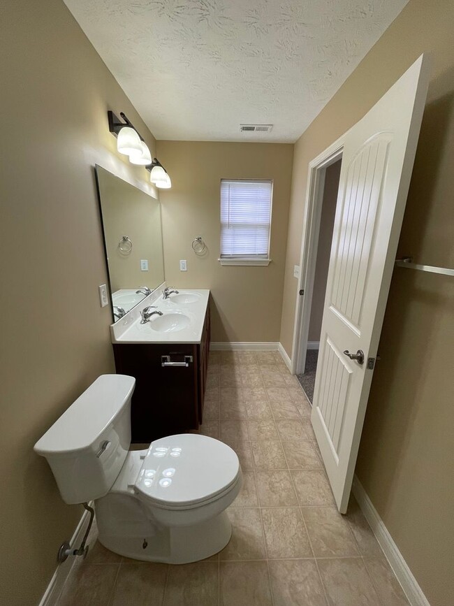 Building Photo - Home Sweet HOME!