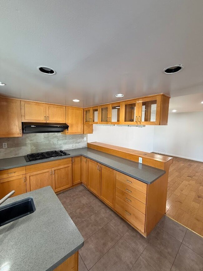 Building Photo - Gorgeous 3 Bedroom, 2 Bathroom, Granada Hi...