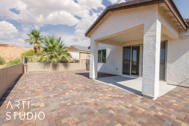 Building Photo - Beautiful Home on Parliament Pt With Spect...