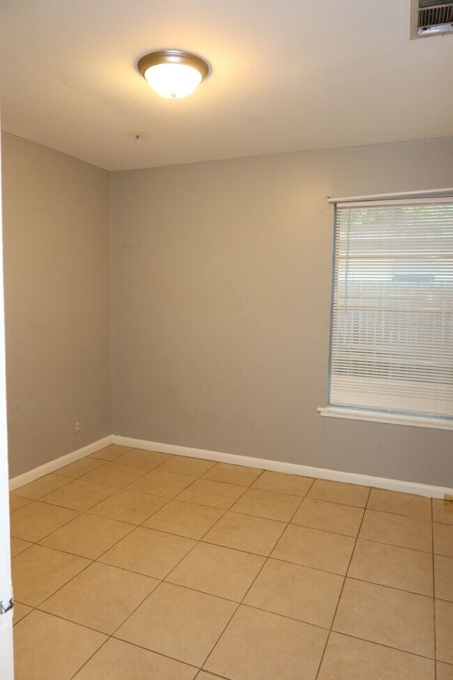 Building Photo - Chesterfield Duplex  N/M