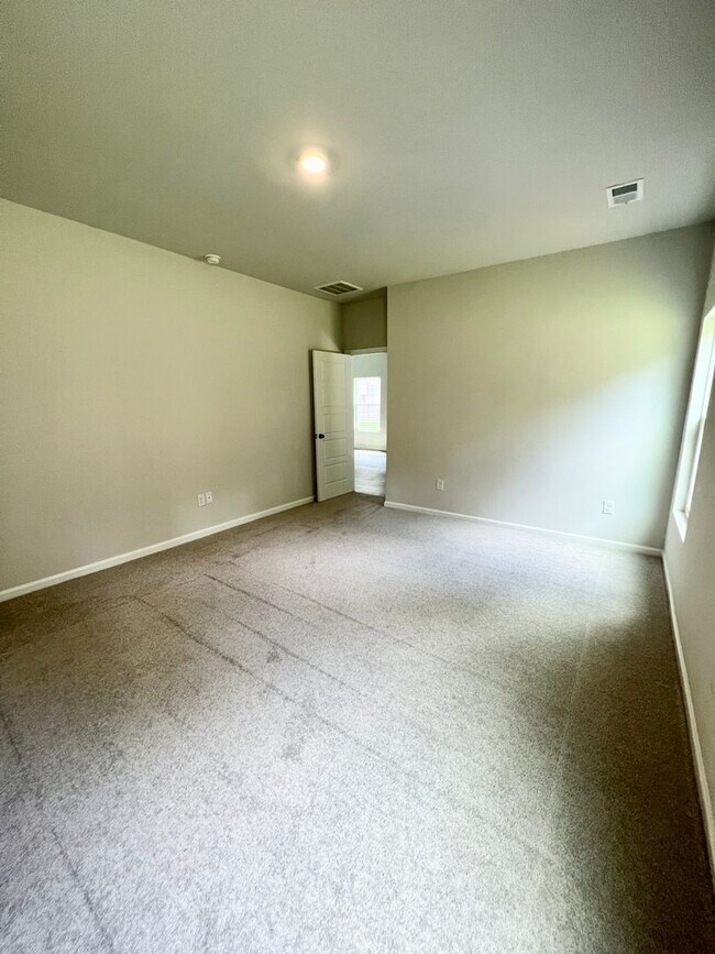 Building Photo - FOUR Bedrooms! SUPREME location! Move in ready!