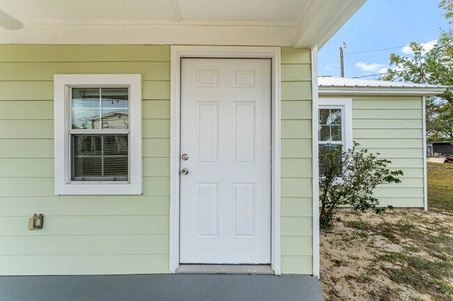 Building Photo - 1020 E 14th St