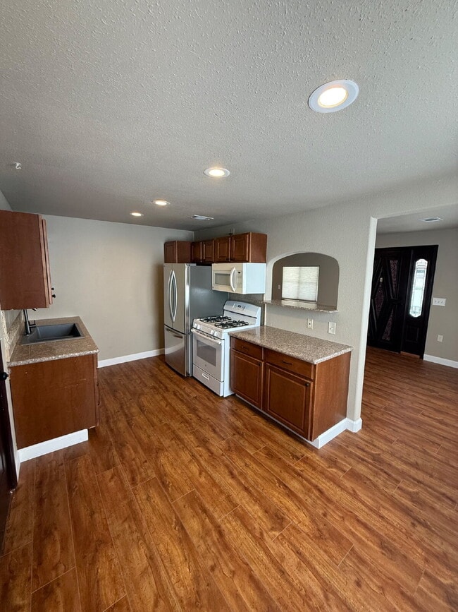 Building Photo - "Charming 2-Bed Oasis in Westminster – Cozy Living"