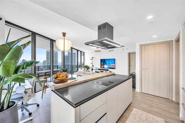 Building Photo - 1000 Brickell Plaza