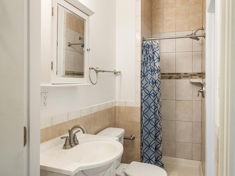 Building Photo - Historic Eckington townhouse near Red Line...