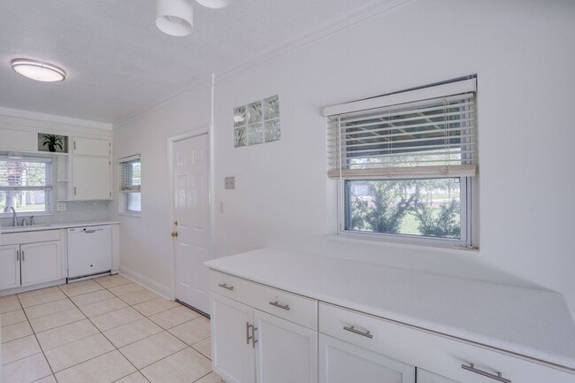Building Photo - 121 S Triplet Lake Dr