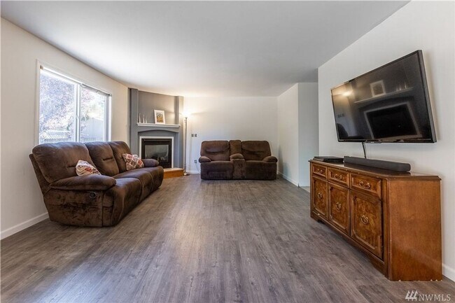 Building Photo - Spacious 3 Bed/2.75 Bath Home in Arlington...